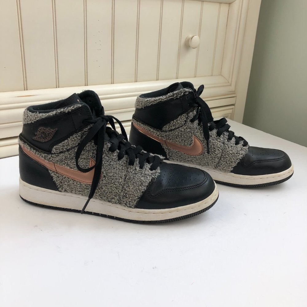 AIR JORDAN 1 RETRO HIGH TD FUR BLACK FUR GOLD Collectible Sneakers